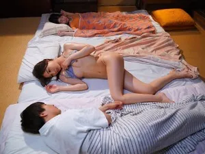Hai em nhân viên khách sạn và anh khách củ khoải bự