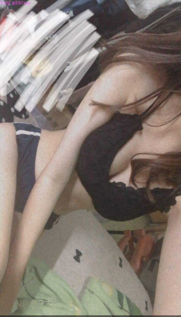 Anh họ ngủ chung với cô con ghệ cực xinh