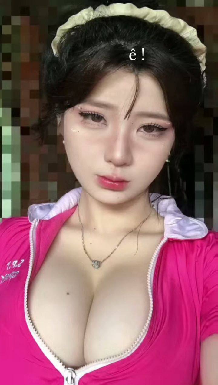 Thấy Cô vợ hơi lạ, Gã chồng xem điện thoại Cô vợ và thấy cảnh phang với quản lý của mình